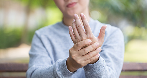 Tại sao thời tiết thay đổi khớp đau nhức hơn?