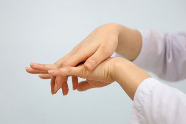 Ngoài các bài tập như đi bộ, bơi lội, người mắc bệnh viêm khớp nên tập thêm các bài tập tay giúp tăng sức mạnh bàn tay và giảm đau khớp