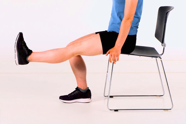 Tập luyện các bài tập tránh dính và biến dạng khớp gối dưới sự hướng dẫn của bác sĩ điều trị