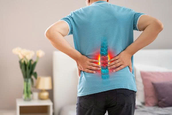 Đau cứng lưng vào buổi sáng