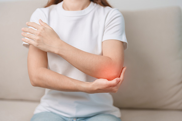 Khiến các khớp như bàn tay, khuỷu tay, đầu gối... mất đi sự vận động linh hoạt