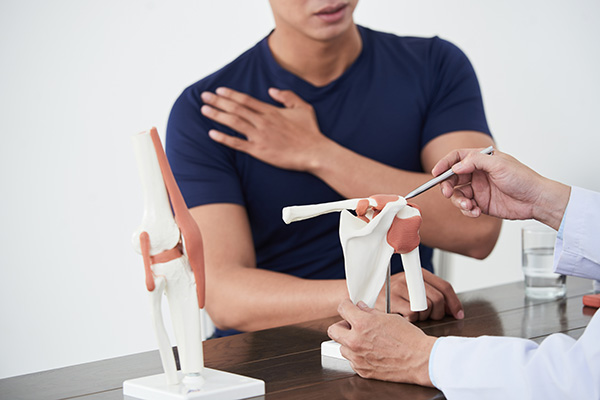 Cứng khớp và hạn chế vận động vai