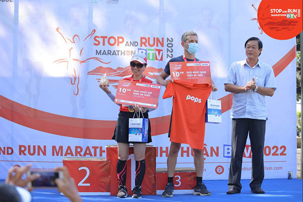 Hạng nhất nam trên 50 tuổi cự ly 10km Bouillaud Stéhane và hạng mục nhất nữ trên 50 tuổi cự ly 10km - Lê Thị Tuyết Mai