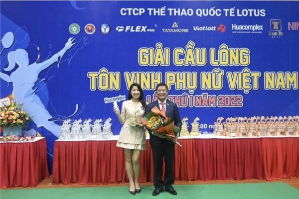 Sự góp mặt của đại diện nhãn hàng Huacomplex và PGS.Bs Nguyễn Vĩnh Ngọc trong buổi khai mạc
