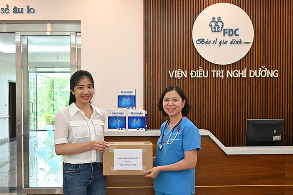 Đại diện Huacomplex trao món quà sức khoẻ tới các cụ tại Viện