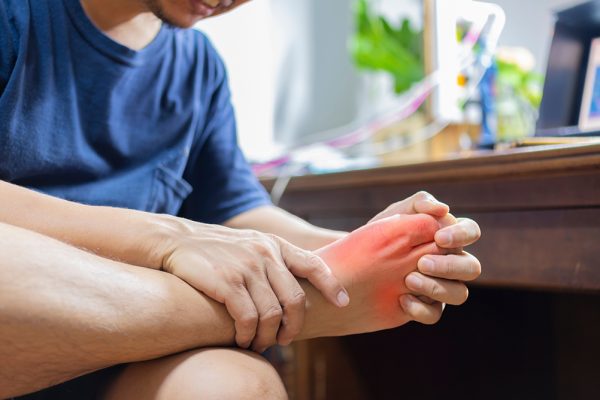 Tổn thương viêm từ bệnh gút là một trong những nguyên nhân dẫn tới thoái hoá khớp gối