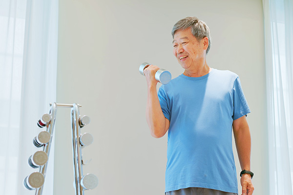 Tăng cường cơ bắp và sức mạnh khớp bằng các môn thể thao: bơi, vợt, tập tạ phù hợp với sức