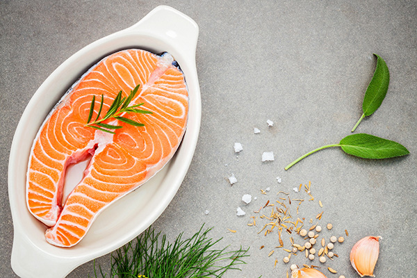 Người bệnh THK nên ăn cá nước lạnh như cá hồi, cá ngừ vì chúng chứa nhiều acid béo omega-3