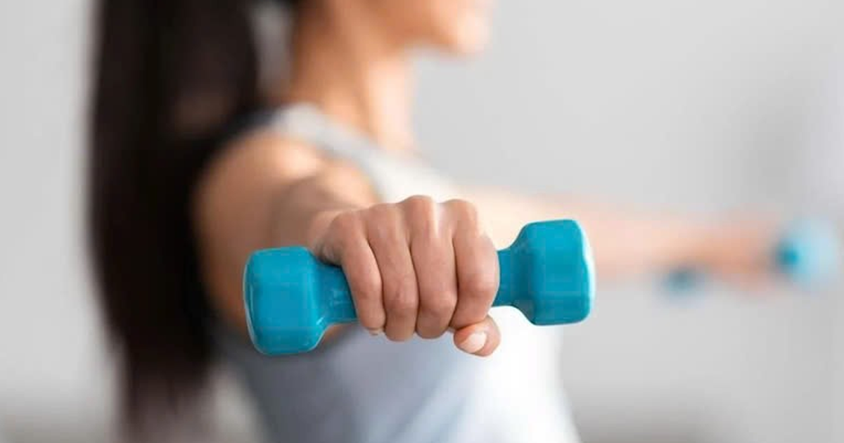Ngồi lâu và ít thay đổi tư thế làm tăng áp lực lên cột sống, giảm tuần hoàn máu và gây mất cân bằng cơ.