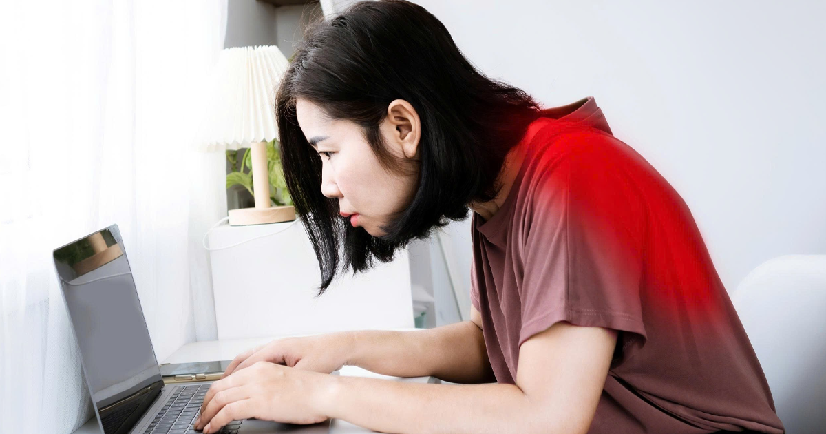 Ngồi lâu và ít thay đổi tư thế làm tăng áp lực lên cột sống, giảm tuần hoàn máu và gây mất cân bằng cơ.